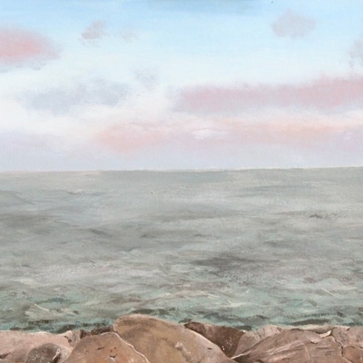 Gem&auml;lde einer K&uuml;stenlandschaft mit Meer und pastellfarbenem Himmel.