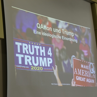 Projizierte Pr&auml;sentationsfolie in einem Veranstaltungsraum.