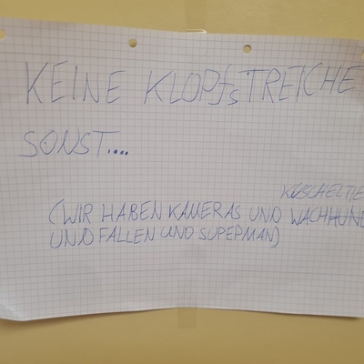 Handgeschriebenes Plakat mit Regeln f&uuml;r das Zusammenleben.