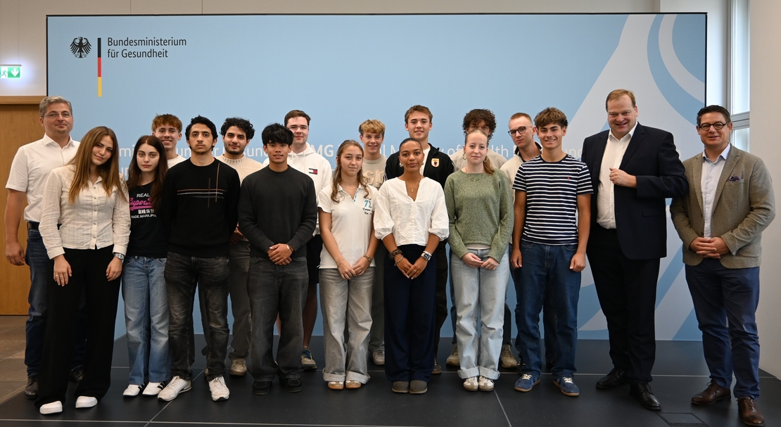 Die Sch&uuml;lerinnen und Sch&uuml;ler des Seminarfachs &bdquo;Herz-Kreislauf-Medizin&ldquo; mit Prof. Dr. Pott (1.v.r.), MdB Albert Stegemann (2.v.r.) und Dr. Marc-Andr&eacute; Kaufhold (1.v.l.) nach ihrem Besuch im Gesundheitsministerium. (Bild: BGM)