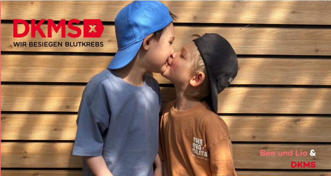 Zwei Jungen geben sich einen Kuss.