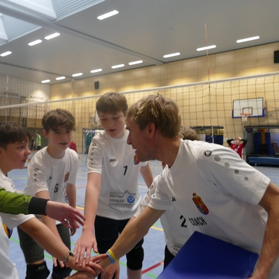 Volleyballteam legt vor dem Spiel die H&auml;nde zum Anfeuern zusammen.