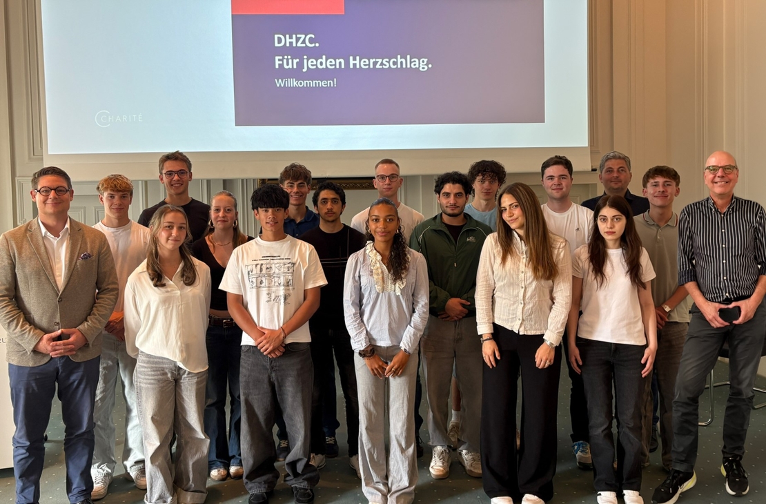 Die Sch&uuml;lerinnen und Sch&uuml;ler des Seminarfachs &bdquo;Herz-Kreislauf-Medizin&ldquo; mit Prof. Dr. Alexander Pott (1.v.l.), Prof. Dr. Gerhard Hindricks (1.v.r.) und Dr. Marc-Andr&eacute; Kaufhold (1.v. r., letzte Reihe) bei ihrem Besuch beim Deutschen Herzzentrum der Charit&eacute; (Charit&eacute; Campus Virchow-Klinikum). (Bild: Christian Maier)