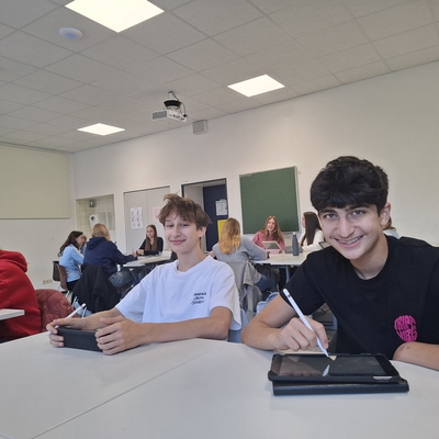 Sch&uuml;lerinnen und Sch&uuml;ler arbeiten gemeinsam im Klassenraum.