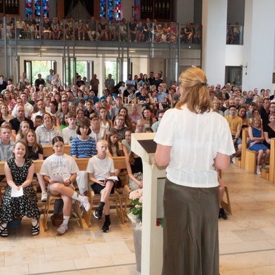 Blick auf eine voll besetzte Kirche w&auml;hrend eines Gottesdienstes.