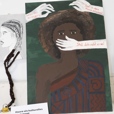 Gemaltes Portr&auml;t einer dunkelh&auml;utigen Person, davor wei&szlig;e H&auml;nde, die nach dem Gesicht und den Haaren greifen (Thema Alltagsrassismus).