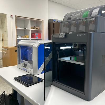 Technikraum mit 3D-Druckern und Ger&auml;ten im Informatikbereich.