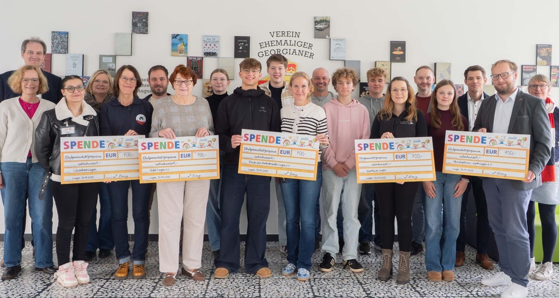 Gruppenfoto im Rahmen der Spenden&uuml;bergabe.