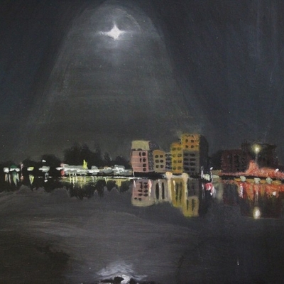 Nachtbild einer beleuchteten Stadt am Wasser mit Spiegelung.