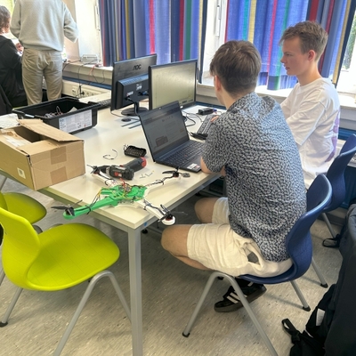 Zwei Sch&uuml;ler arbeiten gemeinsam an Computern im Informatikunterricht.