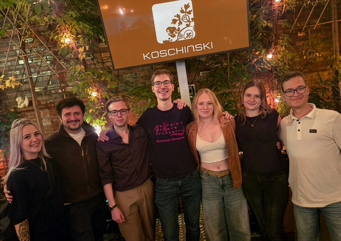 von links nach rechts: Janina Blume (Abi 2010), Brian L&uuml;ken (Abi 2009), Noel Johannigmann (Abi 2026), Jano Gerling (Jahrgang 12), Jette Gravemann, Jana Dillmann und Jonathan Teupen ( alle Abi 2026)