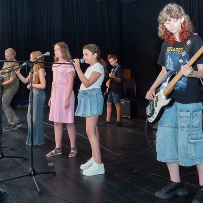 Eine Schulband spielt auf der B&uuml;hne der Mensa.