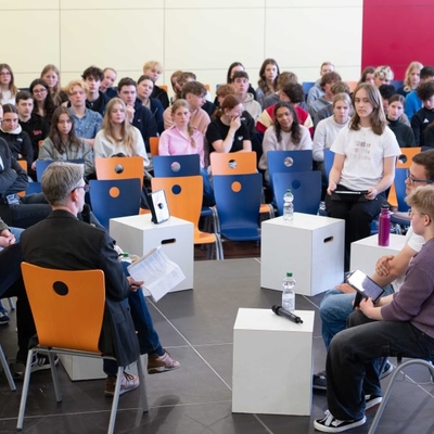 Blick auf die Diskussionsrunde mit dem Publikum im Hintergrund