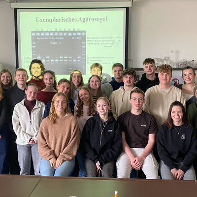 Sch&uuml;lergruppe posiert gemeinsam in einem Unterrichtsraum.