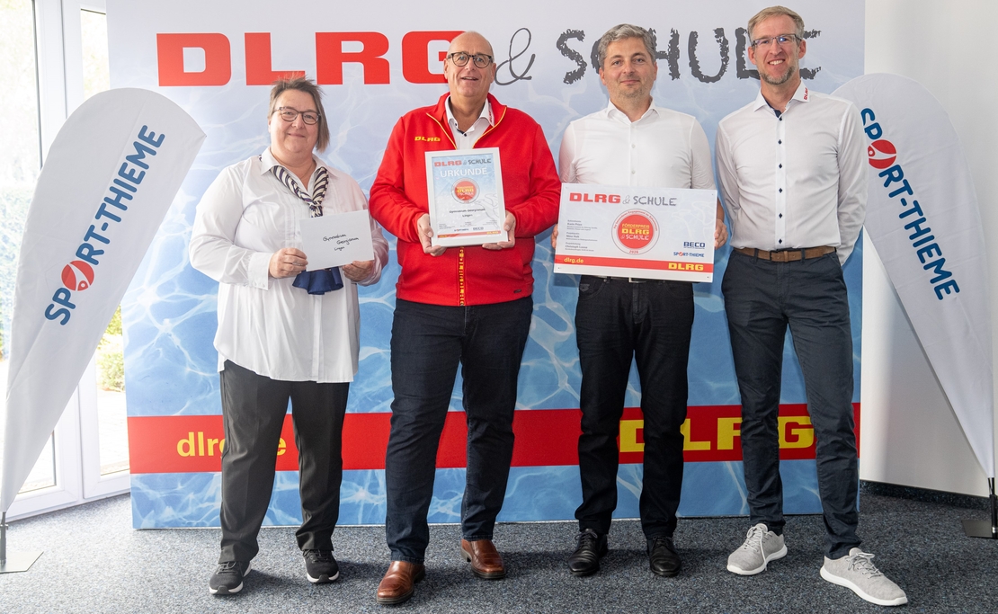 Astrid Kamps (Stell. Leiterin Ausbildung der DLRG), Georg Jansen (Gesch&auml;ftsstellenleiter DLRG-Ortsgruppe Lingen e.V.), Dr. Marc-Andr&eacute; Kaufhold (Fachobmann Sport Gymnasium Georgianum Lingen), Matthias Stoll (Bildungsreferent in der Bundesgesch&auml;ftsstelle der DLRG).