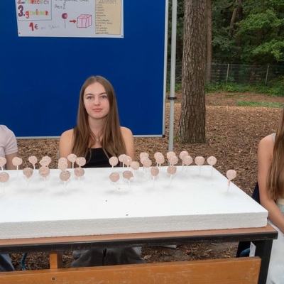 Drei Sch&uuml;lerinnen sitzen an einem Stand mit Cakepops