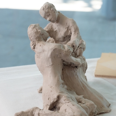 Skulptur zweier ineinander verschlungener Figuren aus Ton.