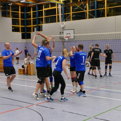 Ein Volleyballteam klatscht sich w&auml;hrend des Spiels ab.