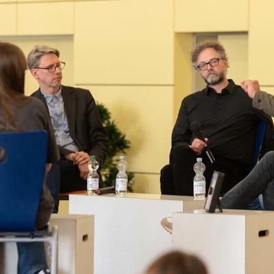 Blick auf die Diskussionsrunde w&auml;hrend eines Wortbeitrags eines Teilnehmers.