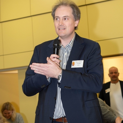 Schulleiter Lucas Sieberg spricht bei der Begr&uuml;&szlig;ung des Tags der offenen T&uuml;r vor Publikum.