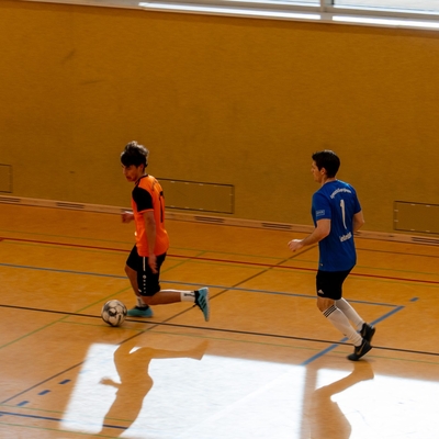 Zwei Jugendliche beim Fu&szlig;ballspiel in der Halle.