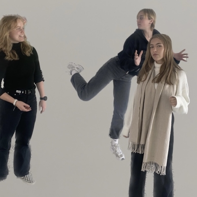 Zwei Sch&uuml;lerinnen f&uuml;hren eine Szene oder &Uuml;bung im Unterricht vor.