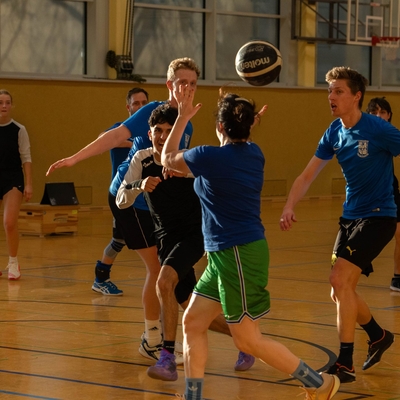 Spielszene aus einem Basketballspiel in der Schulsporthalle.