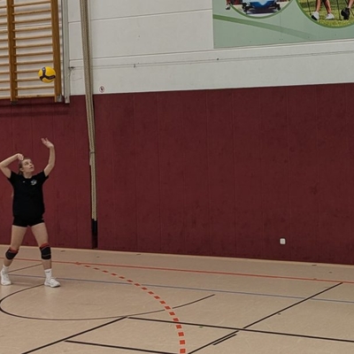 Volleyballspielerinnen spielen sich gegenseitig den Ball zu.