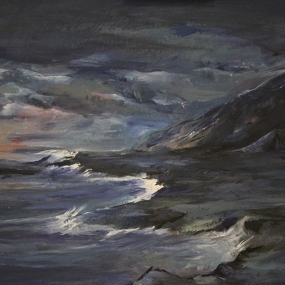 Dunkles Landschaftsgem&auml;lde mit Wasser und dramatischem Himmel.