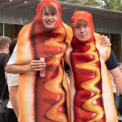 Zwei Personen posieren in Hotdog-Kost&uuml;men.