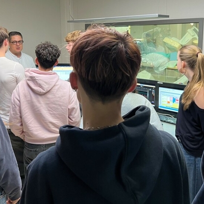 Der Chefarzt erkl&auml;rt den Sch&uuml;lerinnen und Sch&uuml;lern die Funktionsweise eines Linksherzkathetermessplatzes.