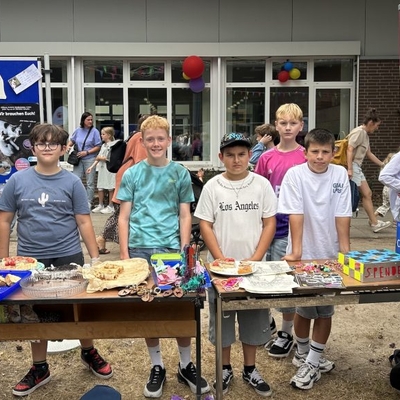 Sch&uuml;ler stehen an einem Stand des Tierschutzvereins Lingen.