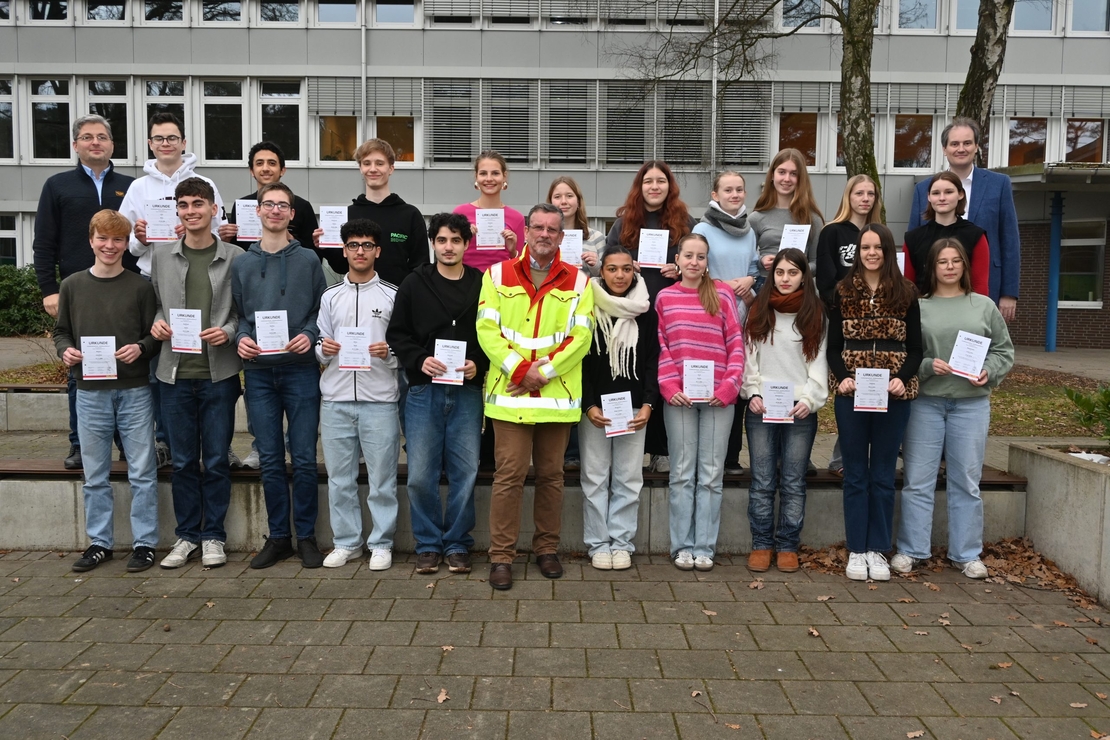 Eine Sch&uuml;lergruppe posiert mit ihren Sanit&auml;tshelfer-Zertifikaten.