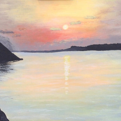 Gem&auml;lde eines Sonnenuntergangs &uuml;ber einem ruhigen Gew&auml;sser.