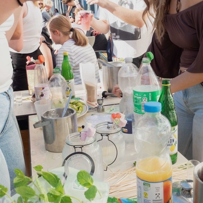 Tisch mit Bechern, Flaschen und Getr&auml;nken bei einem Fest.