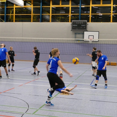 Spielszene eines Volleyballspiels in einer Sporthalle.
