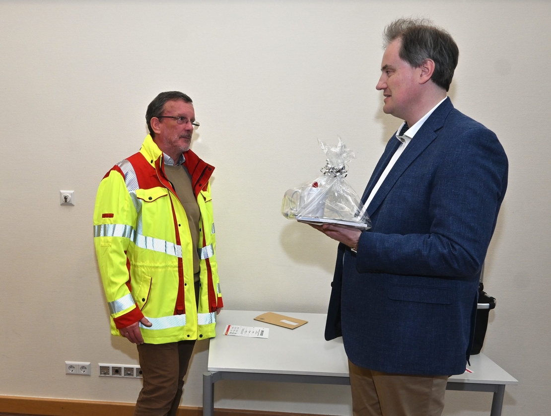 Schulleiter Lucas Sieberg beim &Uuml;berreichen eines Geschenks an den Kursleiter Thomas Osterbrink.