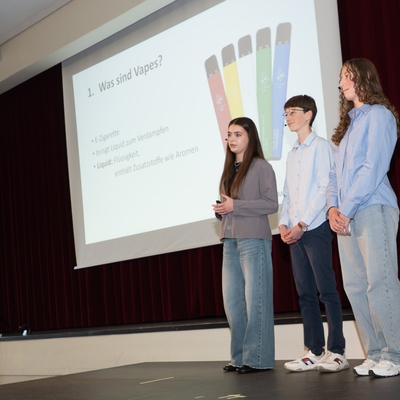 Sch&uuml;lerinnen und Sch&uuml;ler bei ihrer Pr&auml;sentation im Rahmen des Akademieabends.