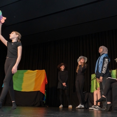 Jugendliche spielen eine Szene auf einer B&uuml;hne.