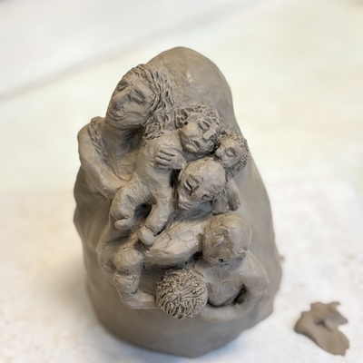 Kleine Tonskulptur einer Familie.