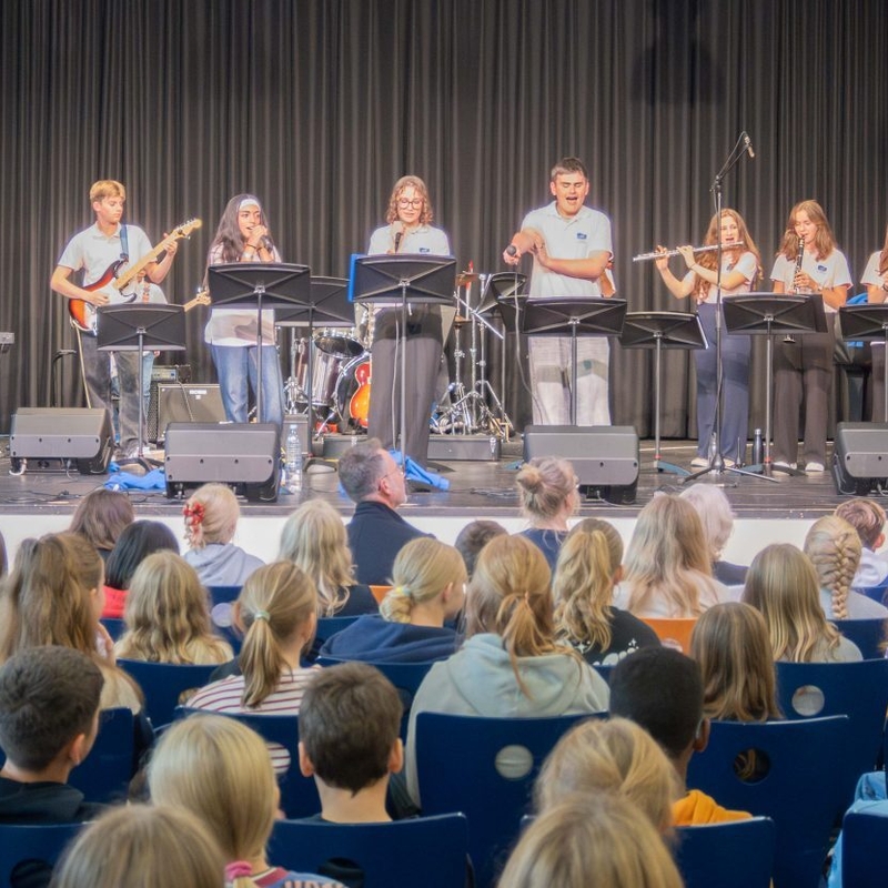 Eine Sch&uuml;lerband bei einem Auftritt in der Aula.