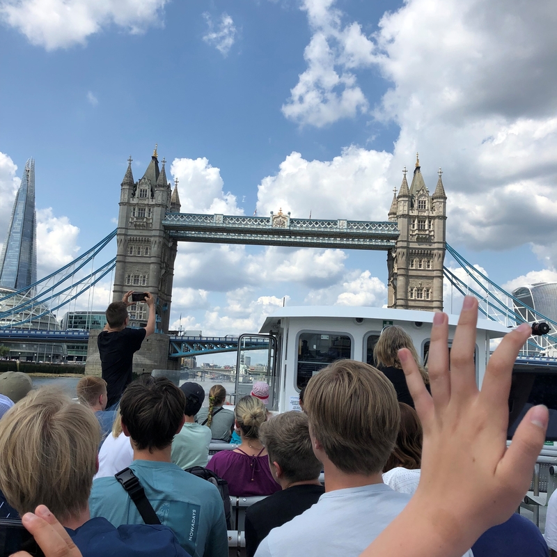 Die Tower Bridge in London, fotografiert von der Themse aus.