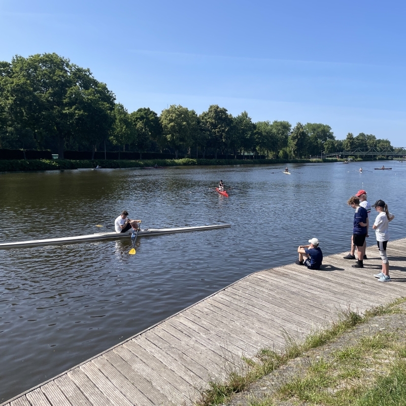 Sch&uuml;ler beim Rudern auf einem Fluss.