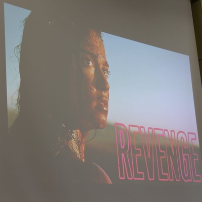 Filmszene oder Videostandbild wird auf eine Leinwand projiziert.