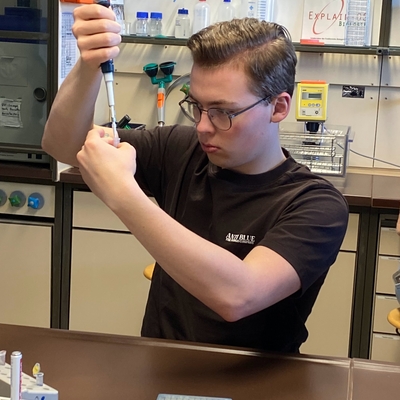 Sch&uuml;ler arbeitet konzentriert mit Pipette und Laborger&auml;t.