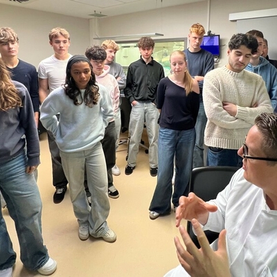 Die Sch&uuml;lergruppe verfolgt aufmerksam die Erkl&auml;rungen des Chefarztes.