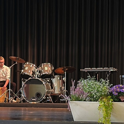 Musikalische Darbietung auf einer B&uuml;hne.