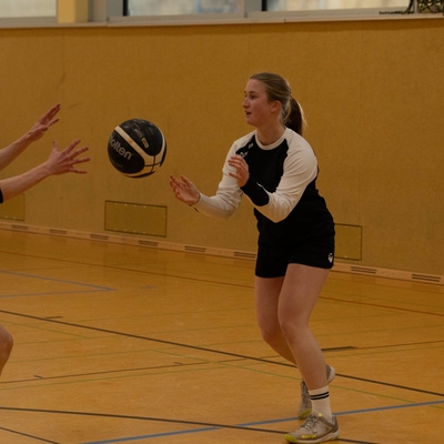 Ein Jugendlicher passt beim Basketball zu seiner Mitspielerin.