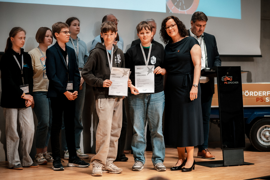 Jonte und Vincent mit der Organisatorin von Jugend forscht bei der Preisverleihung