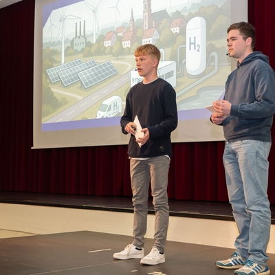 Sch&uuml;ler bei ihrer Pr&auml;sentation im Rahmen des Akademieabends.